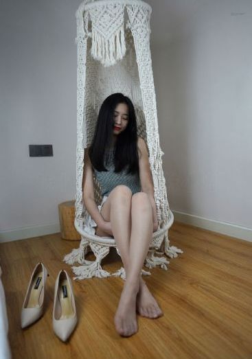 国产高颜值年轻女百合手指_国产剧在线视频播放