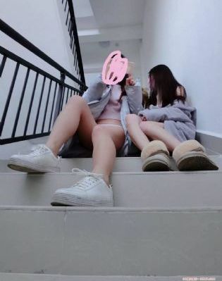 娇妻跪趴高撅翘臀含白浆视频_蓝光视频大全